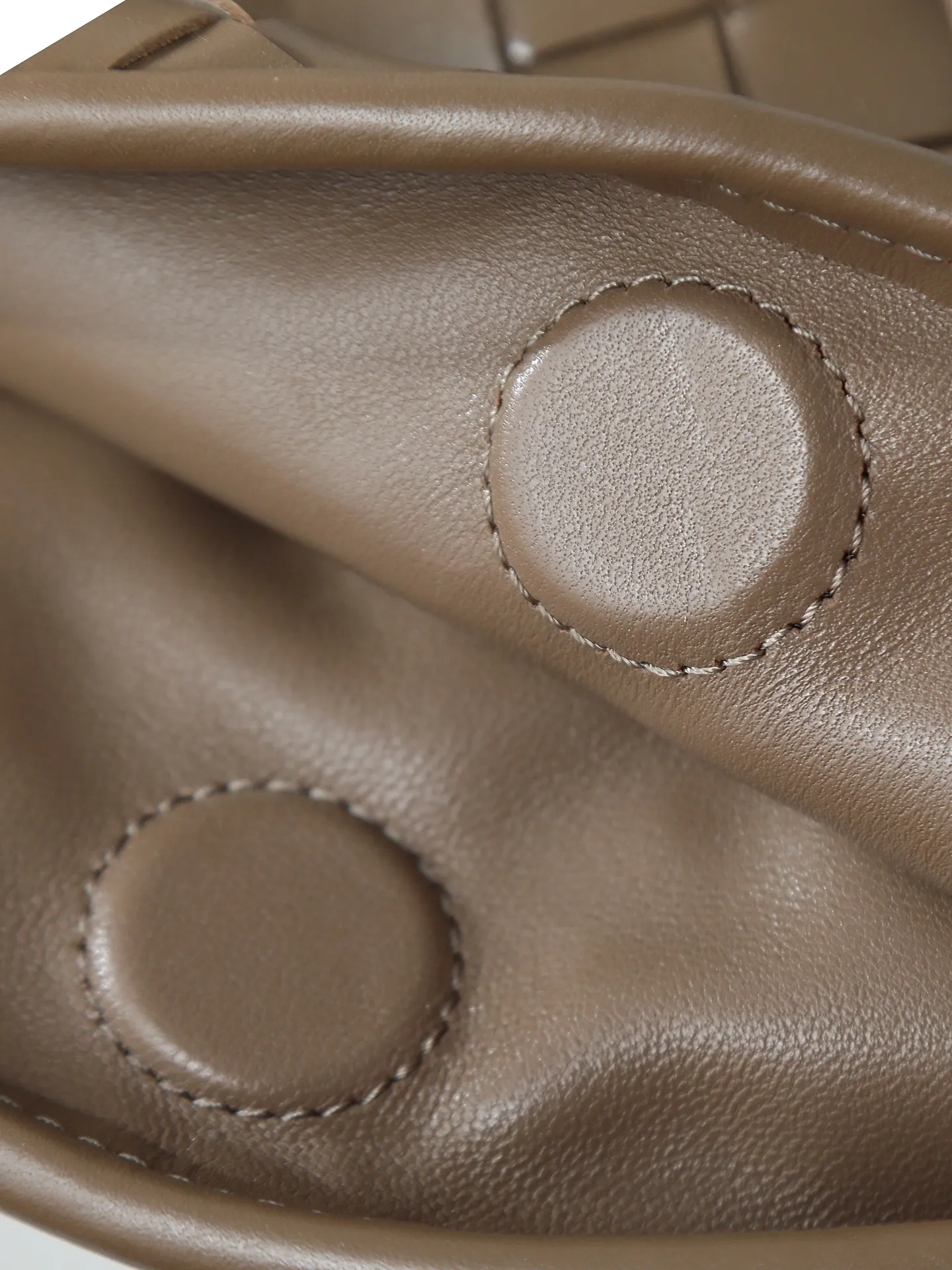 1180. #Bv’s new medium size HO 796262. The bag body and handles are made of a whole piece of woven leather. The bag body is soft and lazy. Ho symbolizes the praise of innovation and eternal craftsmanship [love]. The pyramid silhouette combines practicality and fashion. It is modern and casual. The double-sided closure design of the bag mouth is more convenient and safe! Made of soft cowhide and full of texture, this is a must-have for fashionable ladies who like minimalism, comfort and casualness! Dimensions: 46x21x10